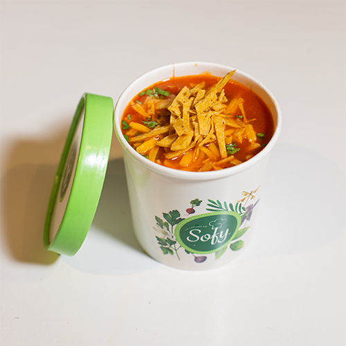 Sopa de tomate con pollo, frijolito y maíz con cheddar y cilantro
