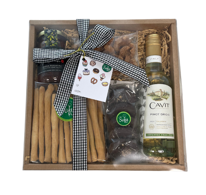 Caja con palitroques, jalea de pimentón con ají chombo, galleta 2 uds. , galletas crisp con caramelo, chocolate oscuro, sal y pecans, cavit pinot grigio chico.